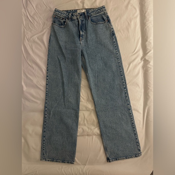 Abercrombie Curve Love High Rise 90s Relaxed Jean - Picture 1 of 3